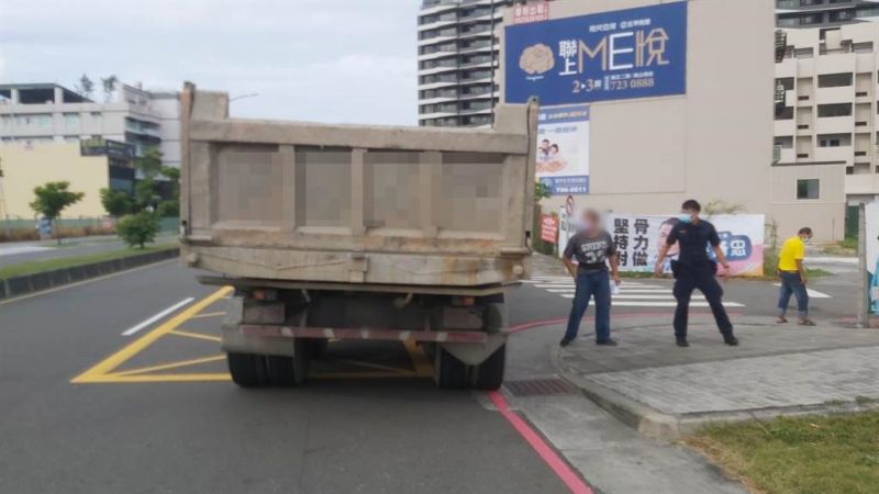 疑未讓直行車!高雄砂石車撞倒機車 釀騎士捲入輪下命危