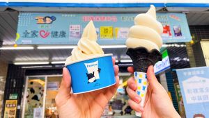 ▲全家新推出「貘貘桃霜淇淋」，霜料是日本白鳳白桃，採用馬來貘聯名配色。（圖／業者提供）