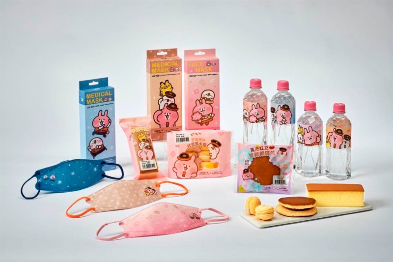 ▲台灣高鐵與卡娜赫拉的小動物聯名新品報到，推出萌味糕點、瓶裝水、新款口罩等。（圖／台灣高鐵提供）