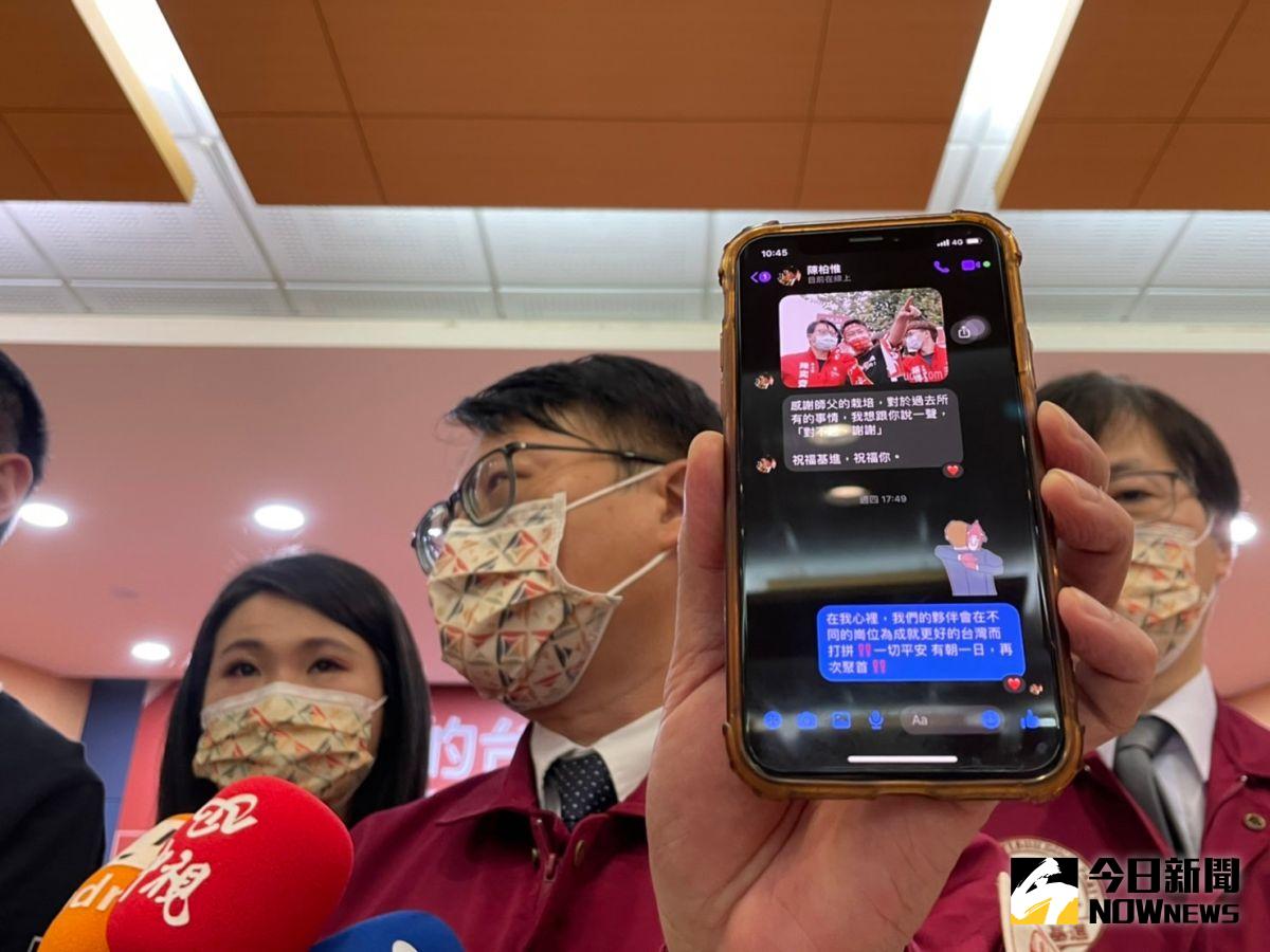 ▲台灣基進黨主席陳奕齊秀出與陳柏惟的私訊截圖，相約有朝一日再聚首。（圖／記者黃宣尹攝，2022.07.01）