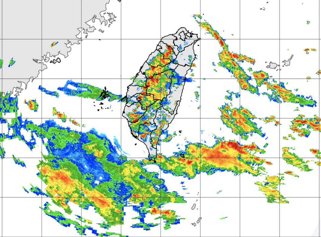 ▲午後熱對流發展旺盛，氣象局針對苗栗以南及台東發布大雨特報，提醒民眾留意大雨、雷擊及強陣風。（圖／翻攝中央氣象局官網）