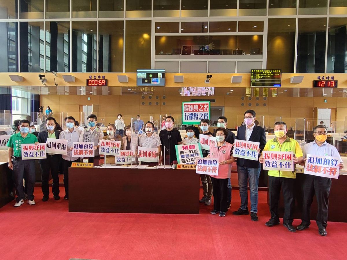 ▲中市議會臨時會進行二、三讀議程，藍綠黨團攻防舉牌互批；最後完成3讀照案通過(圖／柳榮俊攝2022.7.1)