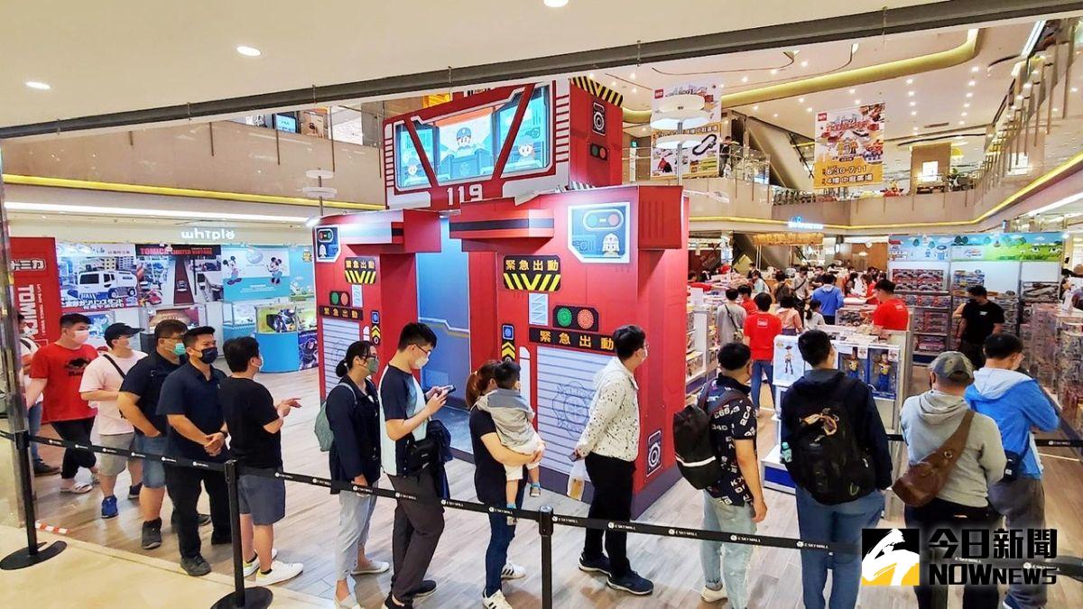 ▲為了營造消防主題，現場打造了超大型消防局，還推出全台獨家首賣商品，吸引眾多小汽車迷前往朝聖。（圖／記者陳美嘉攝，2022.06.30）