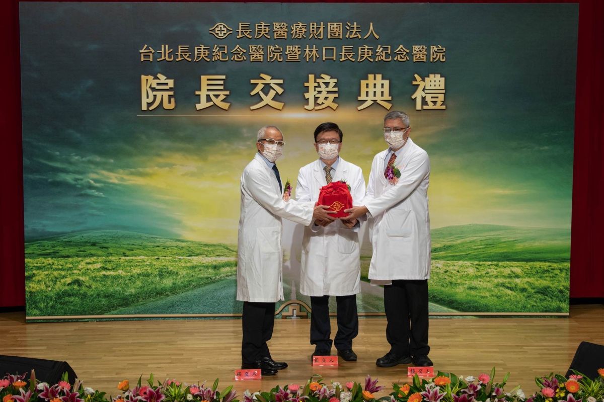 ▲黃集仁院長(右)接任台北長庚醫院院長，中為主委程文俊，左為名譽院長謝燦堂。（圖/長庚醫院提供）