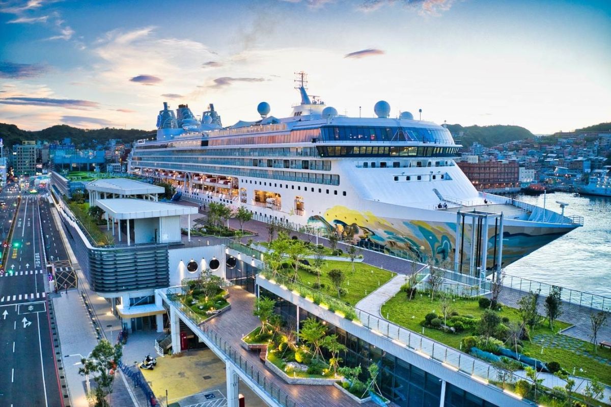 ▲基隆港東岸旅運中心往北延建300公尺，打造出臨港親海、休閒綠意、全面友善之郵輪旅遊服務環境。（圖／台灣港務公司提供）