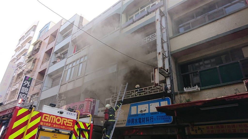 ▲彰化鹿港鎮昨天發生住宅火警，黃姓國中生送醫後不治，彰化縣長王惠美今天前往探視家屬；黃父哭訴，火警發生時他不在家，接到兒子求救電話，但趕回家時已無法入內救人。（圖／中央社）