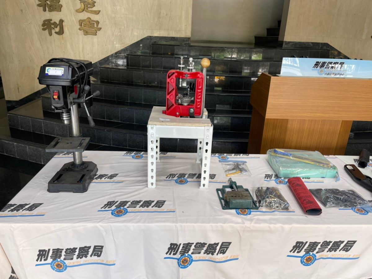 ▲嫌犯改製槍彈也十分講究品管，斥資添購「子彈裝填器」（圖/記者鄧力軍翻攝）