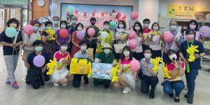 拓展年輕族群 中華郵政「SNOOPY郵你真好」聯名商品登場 ▲中華郵政「SNOOPY郵你真好」聯名商品登場,臺中郵局陳湘慈局長歡迎民眾購買珍藏。(圖/台中郵局提供)