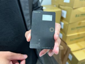 冷錢包就是離線錢包,全世界只有4家公司在做冷錢包,其中有一家是台灣的酷比科技,也是唯一一張卡片型的冷錢包。(圖/記者周淑萍攝) ▲冷錢包就是離線錢包,全世界只有4家公司在做冷錢包,其中有一家是台灣的酷比科技,也是唯一一張卡片型的冷錢包。(圖/記者周淑萍攝)