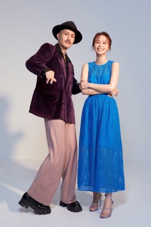 金曲33星光大道由創新組合「音樂鬼才」YELLOW黃宣與「客家妹」陳明珠搭檔主持。(圖/官方提供) ▲金曲33星光大道由創新組合「音樂鬼才」YELLOW黃宣與「客家妹」陳明珠搭檔主持。(圖/官方提供)