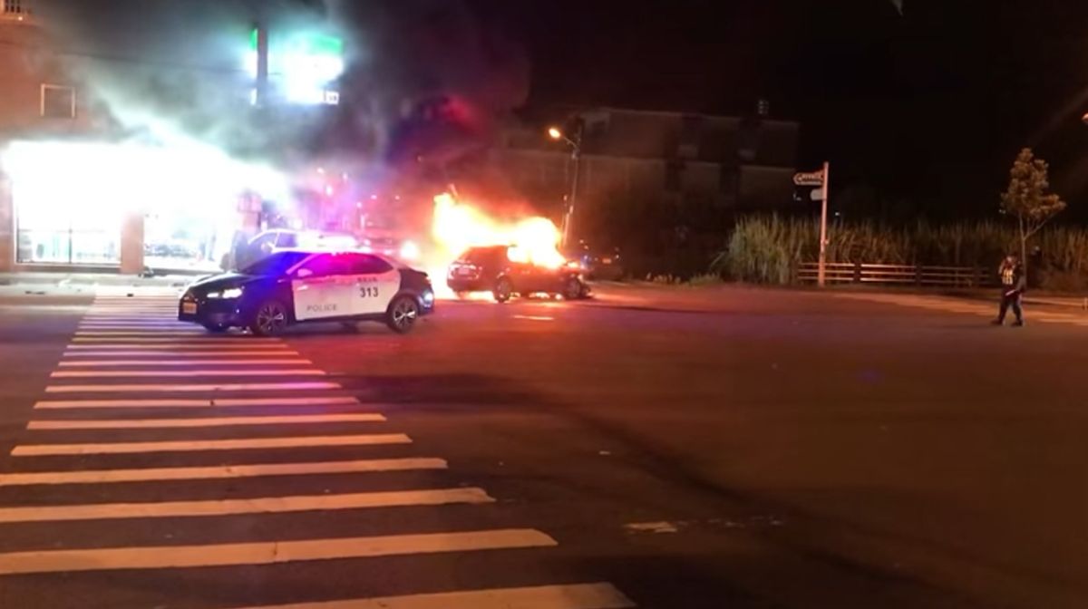 ▲宜蘭一名男子疑為躲避酒測攔檢，竟不惜闖紅燈逃跑，結果不慎撞上其他車輛，造成火燒車。（圖／翻攝宜蘭知識+）