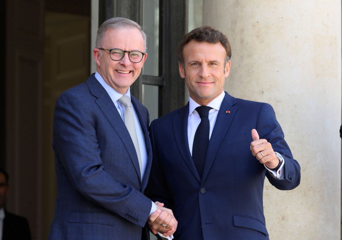 ▲澳洲總理艾班尼斯在巴黎與法國總統馬克宏會面時，對於兩國去年因潛艦風波而陷入低谷的關係有了「新的開始」，表示歡迎。（圖／美聯社／達志影像）