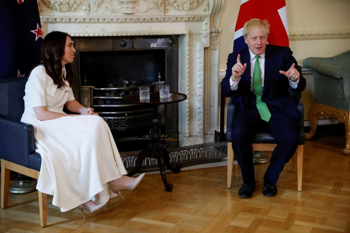 ▲紐西蘭總理阿爾登訪問英國與首相強生會晤，雙方會後發布聯合聲明，重申支持南海自由航行和自由飛越權，並強調台灣海峽安全穩定的重要性。（圖／美聯社／達志影像）