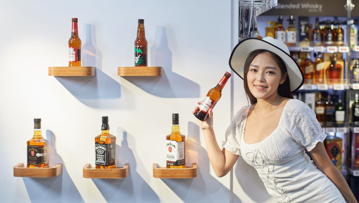 ▲《捍衛戰士》續集引爆一波美國復古風，頂級超市Mia C'bon推出美國週，蒐羅從精釀啤酒到波本威士忌的美國酒款。（圖／業者提供）