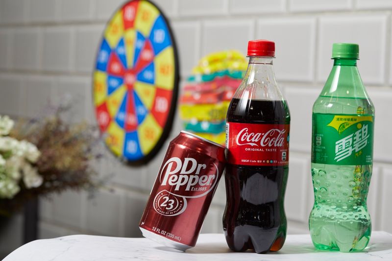 ▲左起Dr Pepper、可口可樂和雪碧汽水可說是美國經典百年品牌飲料，人氣歷久不衰。（圖／業者提供）