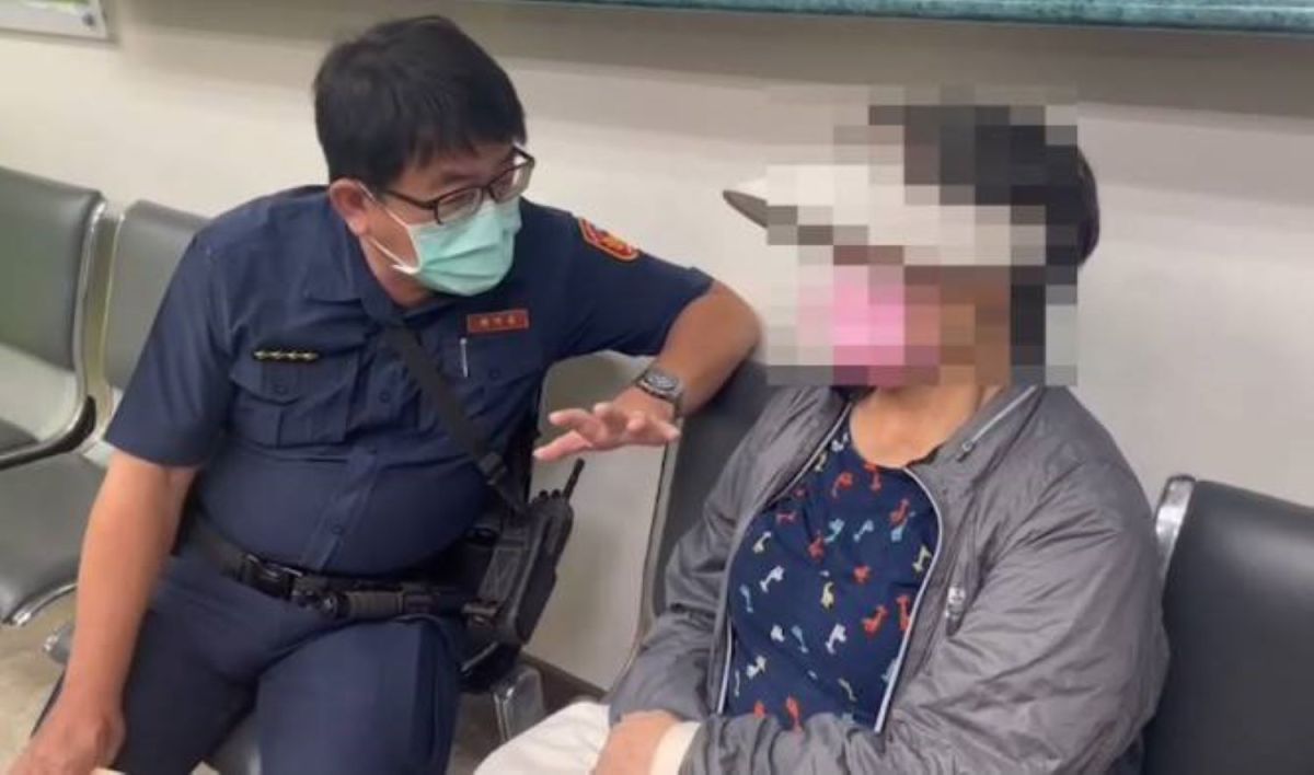 ▲鼓山分局龍華派出所副所長陳宏儒、警員莊子丞1日前往轄區瑞豐郵局進行反詐騙宣導時，一兼二顧連帶成功阻止一起假檢警詐騙案，成功保住老婦25萬老本。(圖／記者郭凱杰翻攝）