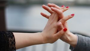 ▲許多情侶都吵過男女之間有沒有純友誼,無法接受另一半以閨密、乾妹妹為名,和異性過於親近。(示意圖/取自photoAC) ▲許多情侶都吵過男女之間有沒有純友誼,無法接受另一半以閨密、乾妹妹為名,和異性過於親近。(示意圖/取自photoAC)