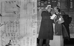 ▲在奈許開始投身航空業的年代，機票跟航班表都還是人工手寫處理。（圖／翻攝自每日郵報）