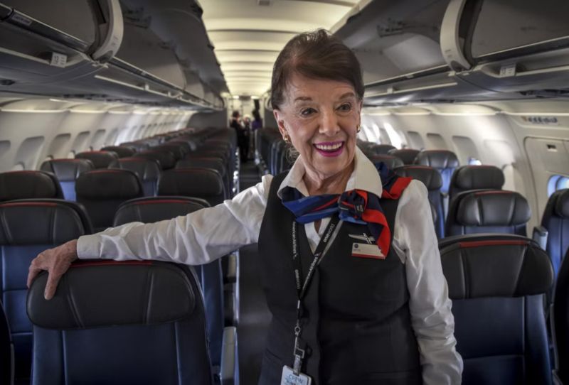 全球之最！美86歲空姐翱翔天際65載　見證機票手寫年代