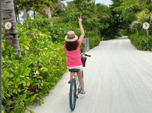 ▲曾馨瑩在馬爾地夫騎單車，心情十分愜意。（圖／曾馨瑩IG）