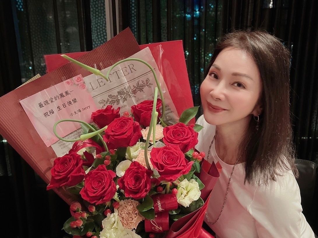 ▲陳美鳳66歲生日收言承旭玫瑰花。（圖／民視）