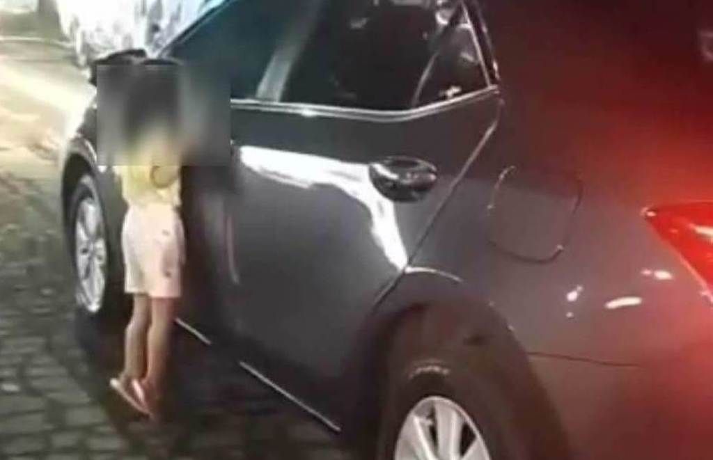 ▲昨（1）日深夜10點多，高雄市楠梓區有一名6歲女童被媽媽趕下車，站在駕駛座旁苦苦哀求「媽媽對不起！拜託！」，要求進入車內，民眾側錄後向警方報案。（圖／翻攝畫面）