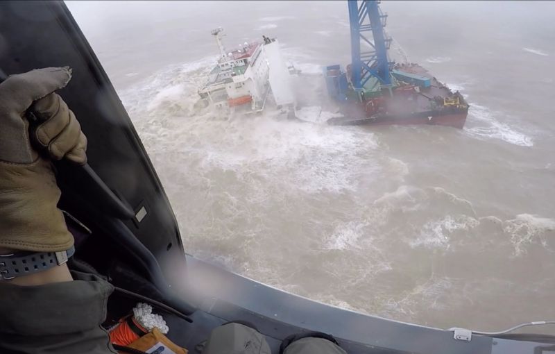 颱風襲擊！香港工程船斷裂30人逃生　港媒形容：怒海救援
