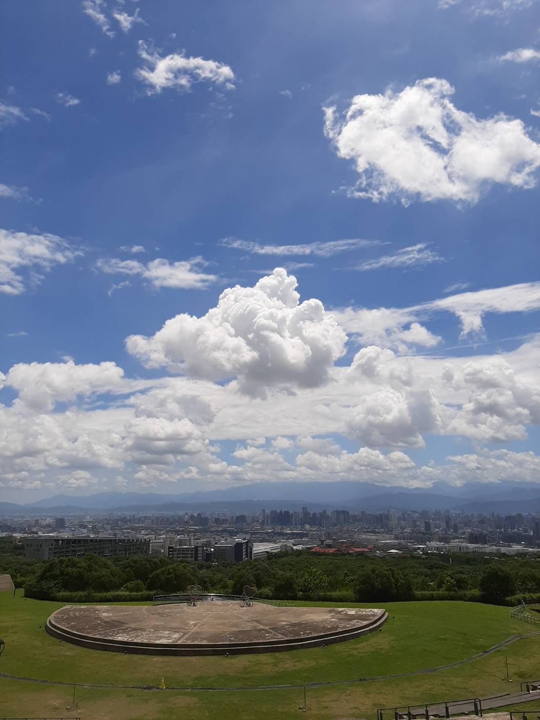 ▲台中空品獲改善，環保局表示，6月間可以由市區遠眺玉山，顯見「藍天白雲計畫」執行成效斐然。（圖／環保局提供）