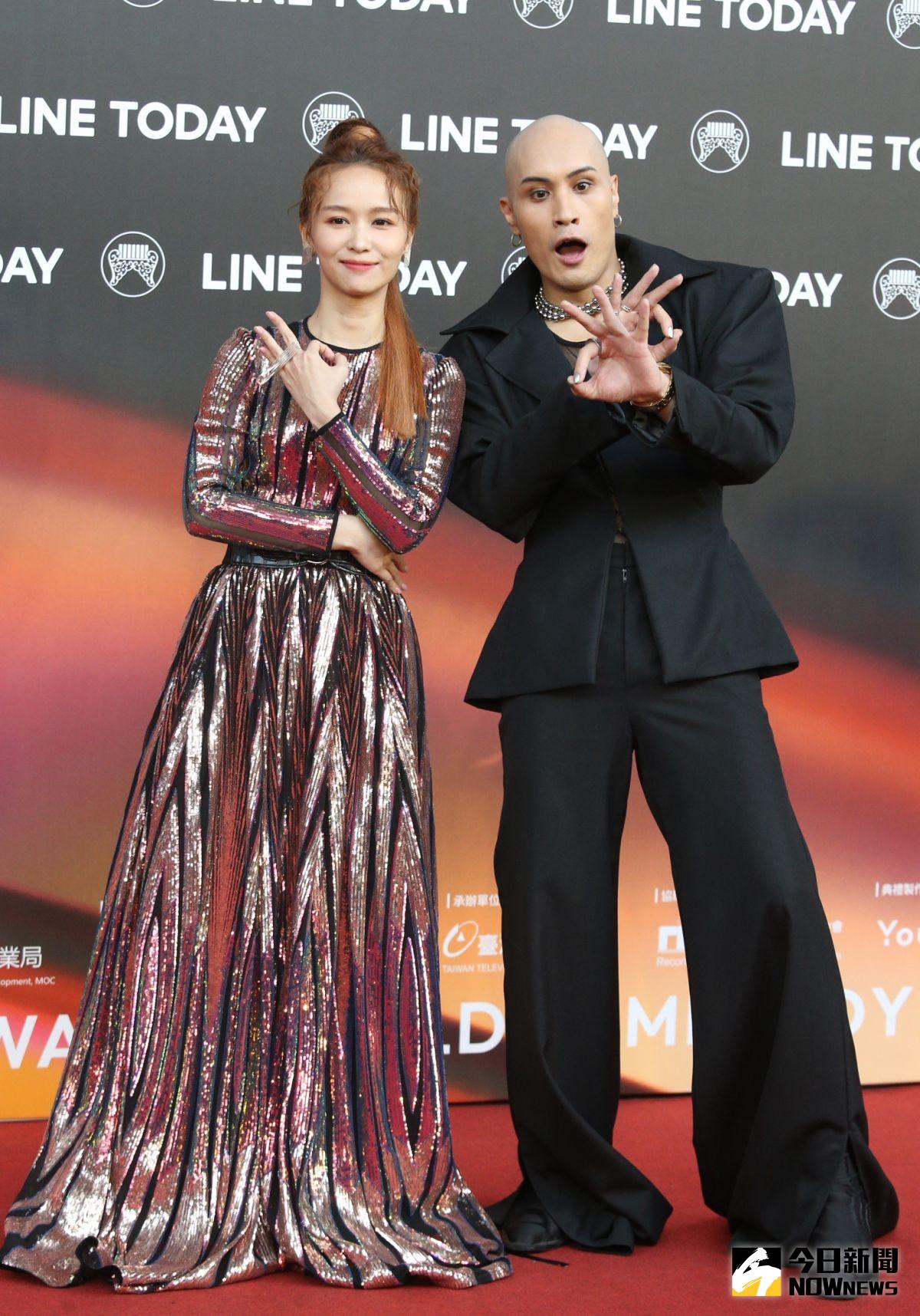 ▲黃宣（右）、陳明珠（左）搭檔擔任第33屆金曲獎紅毯主持人，被網友們發現，黃宣超級會講，好評不斷。（圖／NOWnews攝影中心）