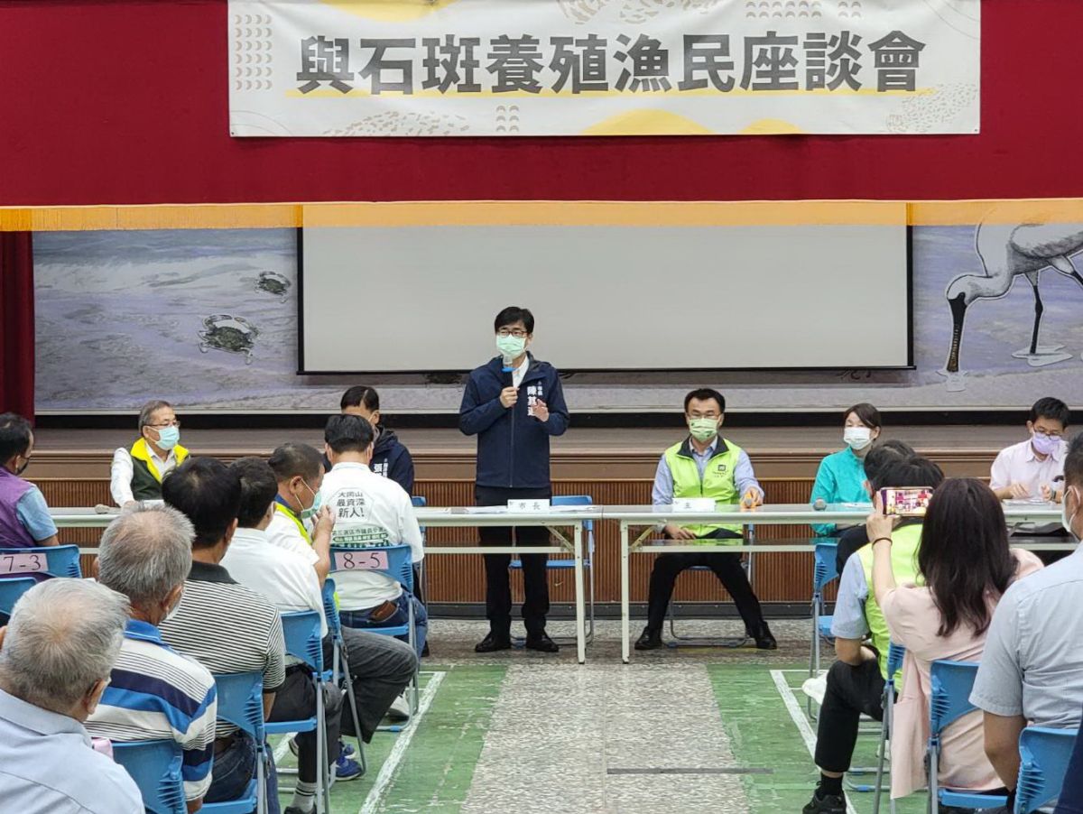 ▲高雄市長陳其邁(站立者)與農委會主委陳吉仲傾聽石斑養殖業者心聲。(圖／記者黃守作攝)