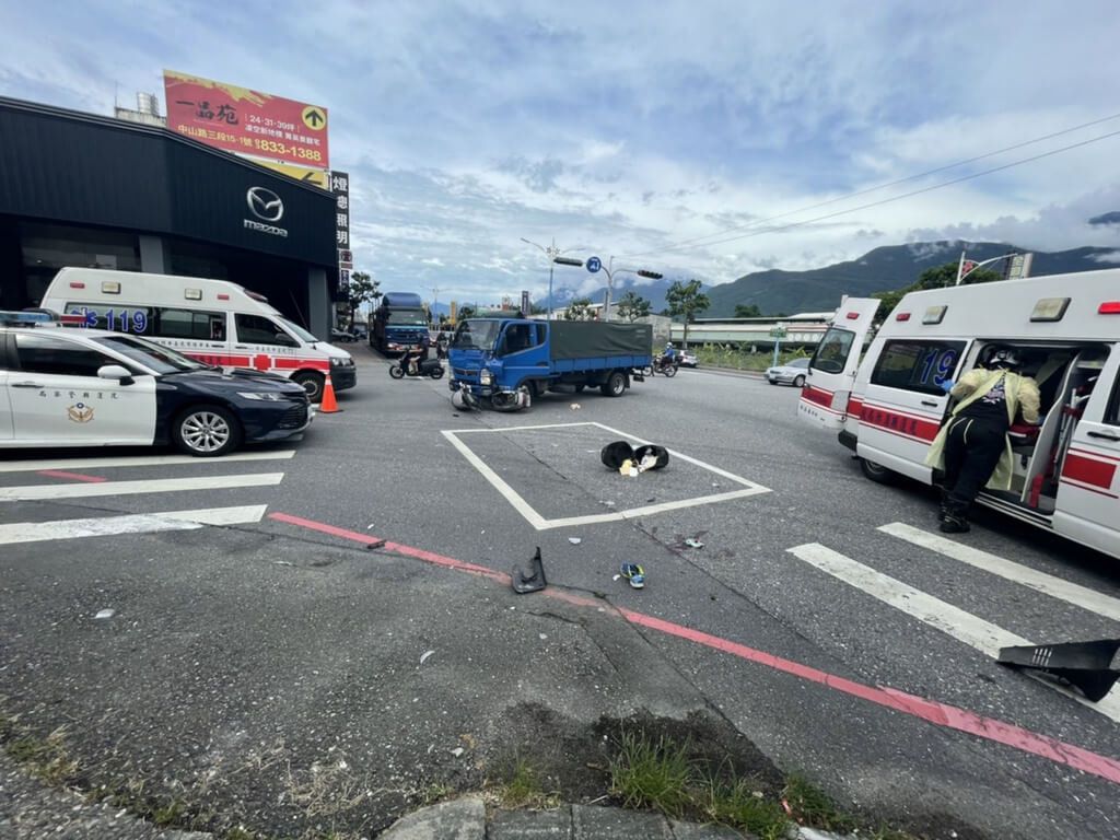 ▲花蓮81歲林姓老翁2日騎機車行經中央路3段，不明原因逆向行駛，在路口右轉時，與南往北方向的小貨車發生碰撞，林姓老翁頭部重創，送醫急救仍傷重不治。（圖／中央社）