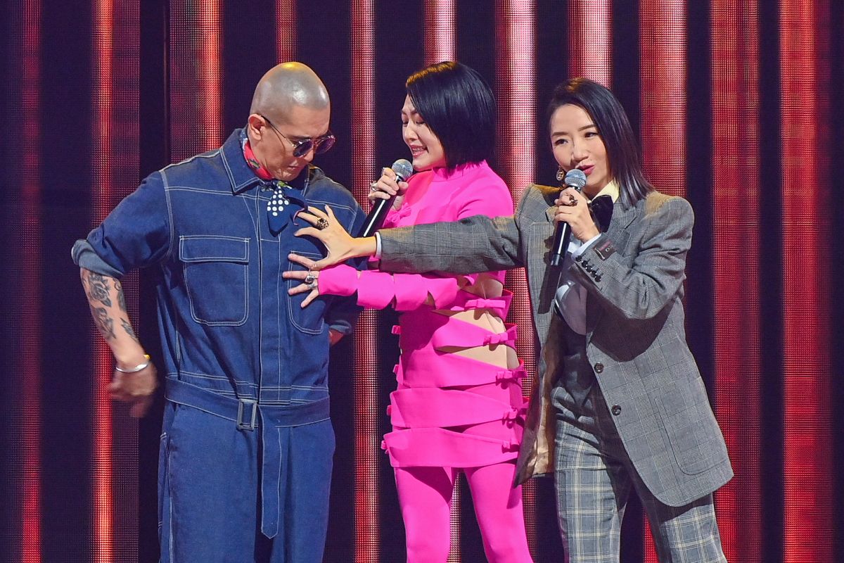 ▲小S（中）、陶晶瑩（右一）對具俊曄襲胸。（圖／台視提供）