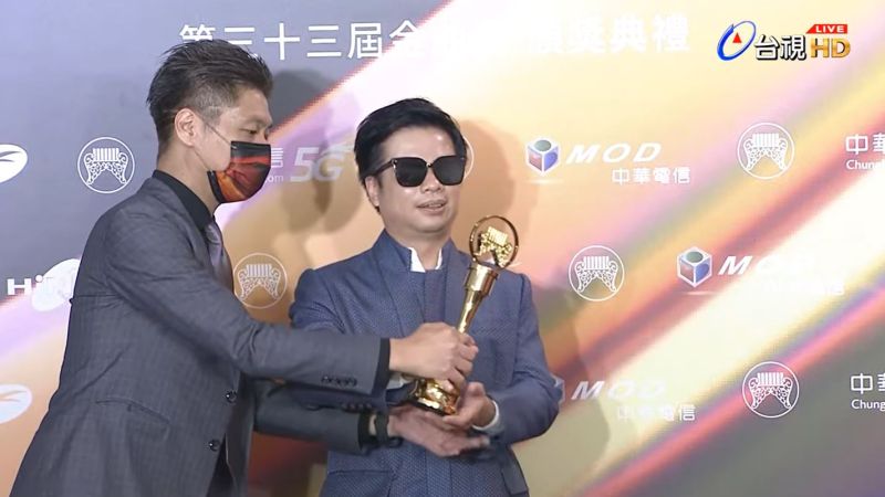 ▲王俊傑感謝製作人趙家駒（左）。（圖／翻攝台視）