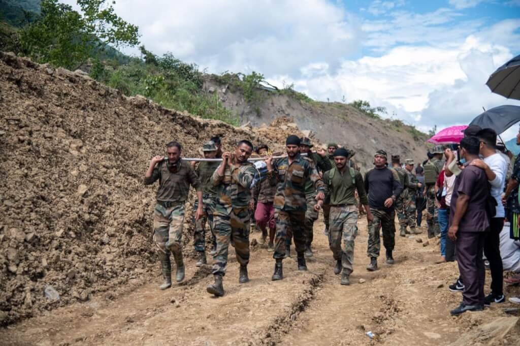 ▲印度東北部搜救土石流生還者的行動今天進入第3天，已有25具遺體被拉出土石堆，另有近40人仍下落不明。（圖／中央社）