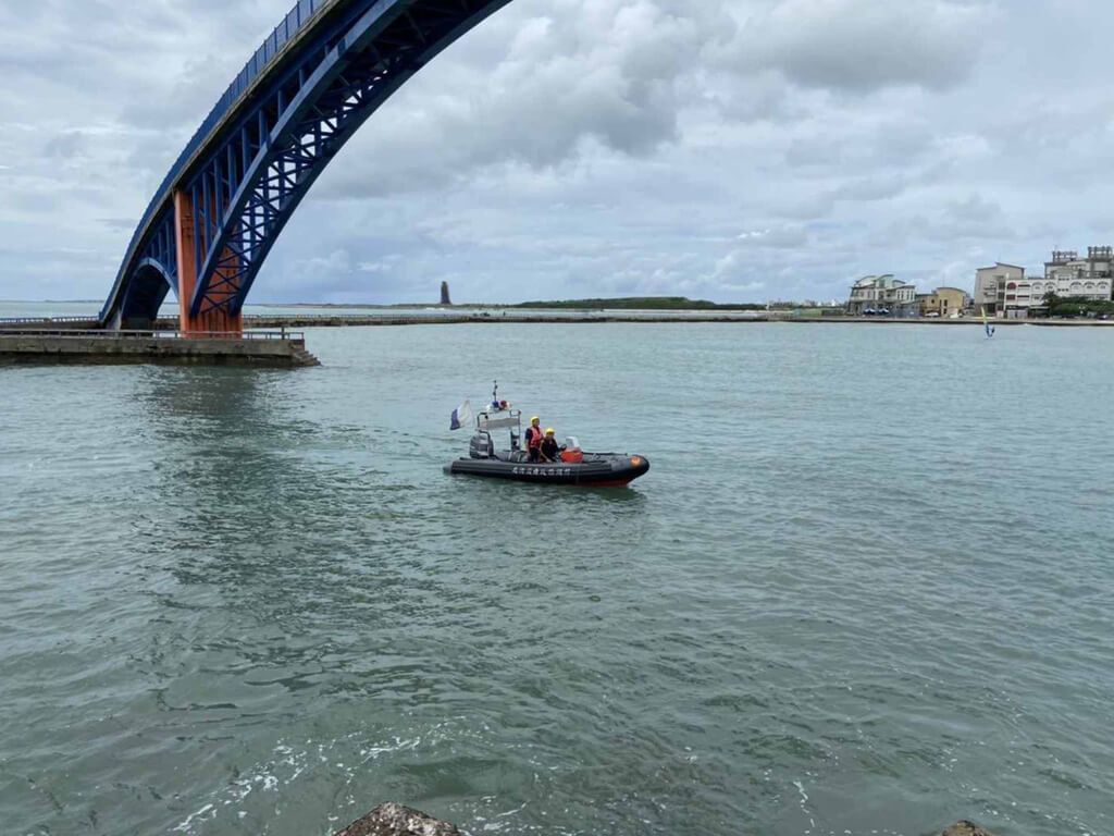 ▲馬公許姓民眾2日上午出海釣魚，疑因部分裝具未帶回，折返收拾卻失去音訊，澎湖警消獲報在觀音亭海域搜尋中。（圖／中央社）