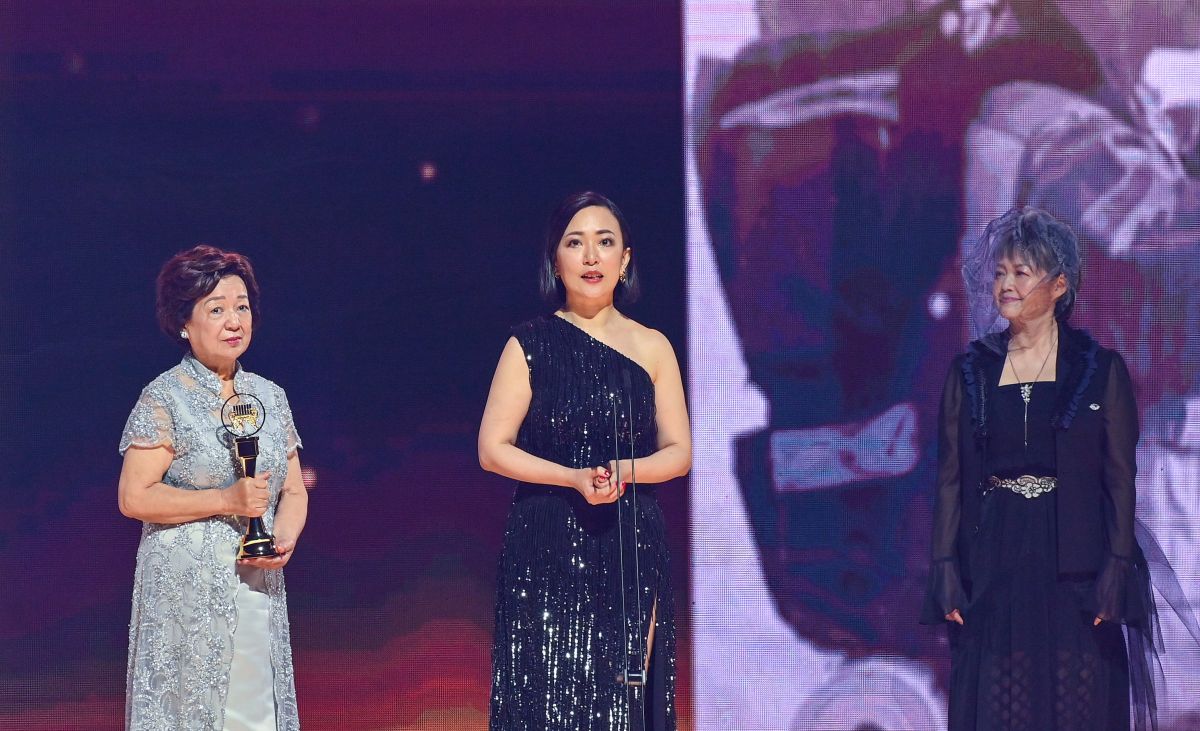 ▲爸爸邱晨奪貢獻獎，女兒（中）陪媽媽（左）上台，右為金智娟。（圖／台視提供）