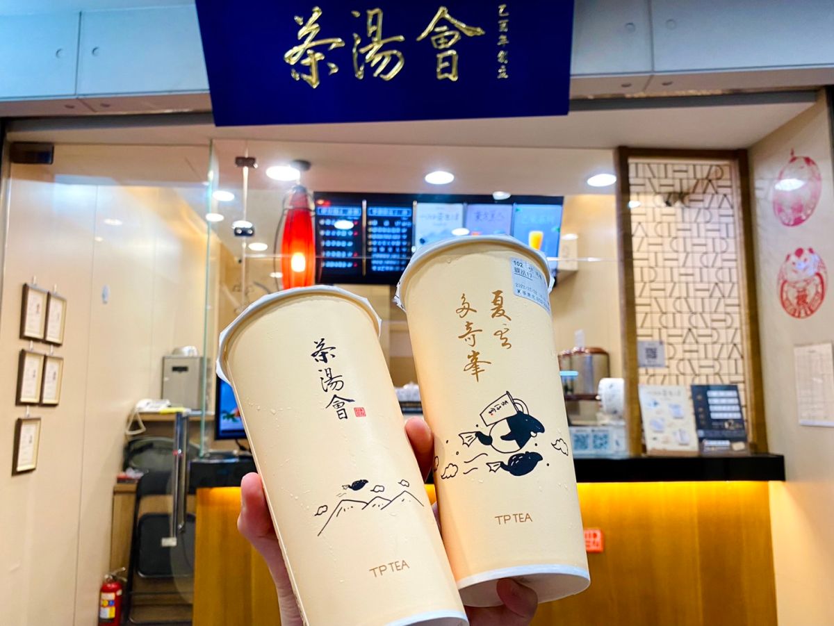 ▲台北市立動物園可愛馬來貘寶寶的「最強乾爹」，人氣插畫家Cherng與茶湯會聯名17週年墨寶新裝和5款全新飲品；7/5起與全家超商合作「貘貘桃霜淇淋」，能搭配周末霜淇淋買一送一優惠。（圖／記者蕭涵云攝）