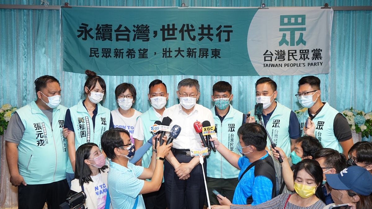 ▲身兼台灣民眾黨主席的台北市長柯文哲，3日南下到屏東參與民眾黨記者會，並於會前接受媒體訪問。（圖／台灣民眾黨提供）