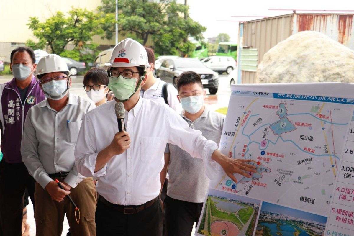 ▲高雄市長陳其邁今天視察典寶溪D區滯洪池工程，要求滯洪池及相關抽水站要發揮治水成效，並做好相關防汛措施。（圖／高市府提供）