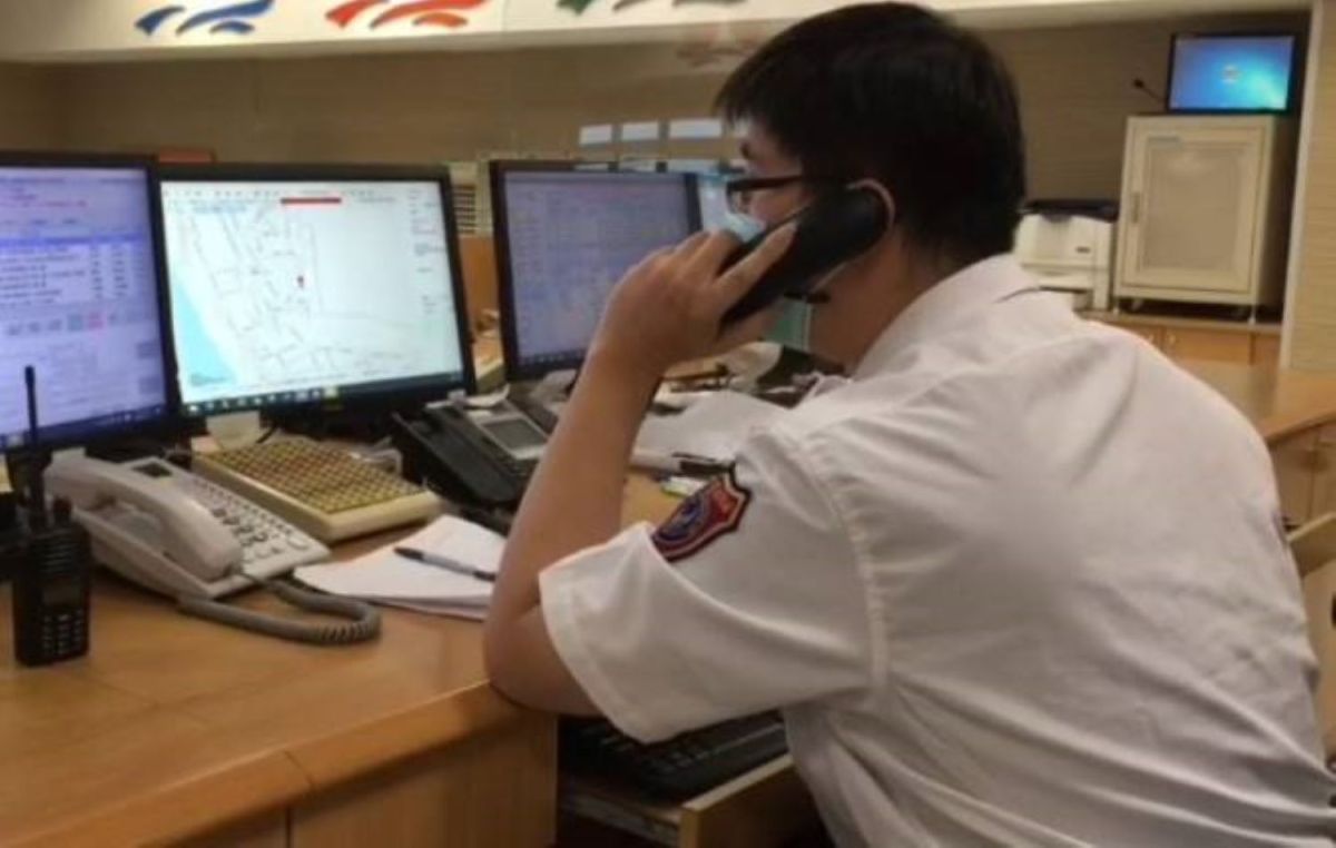 ▲高雄市茄萣區1間2樓透天頂樓鐵皮加蓋的住宅，今天凌晨4點多發生火警，所幸在消防局執勤人員透過線上指導受困民眾「避開濃煙，關門避難」，屋中5人全數獲救平安無傷。（圖／記者郭凱杰翻攝）