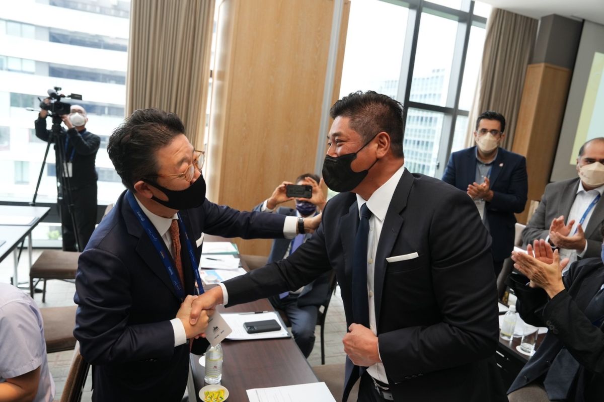 ▲ 中華棒協理事長辜仲諒當選亞洲棒球總會會長。圖為，辜仲諒理事長與亞洲會員國代表握手致意。（圖/中華民國棒球協會提供）