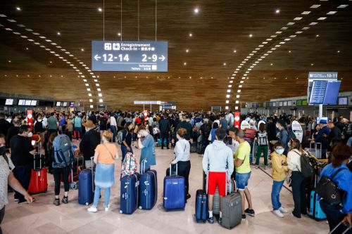 恐攻危機升級！法國14機場收「炸彈威脅」急疏散　上百航班受影響
