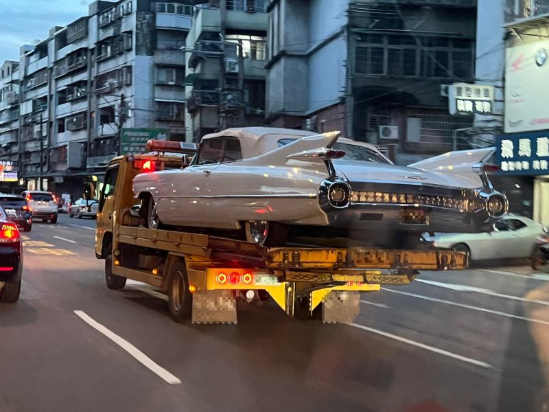 ▲有網友在台北街頭，意外捕獲到一台超罕見古董車凱迪拉克。（圖／翻攝爆廢公社臉書）