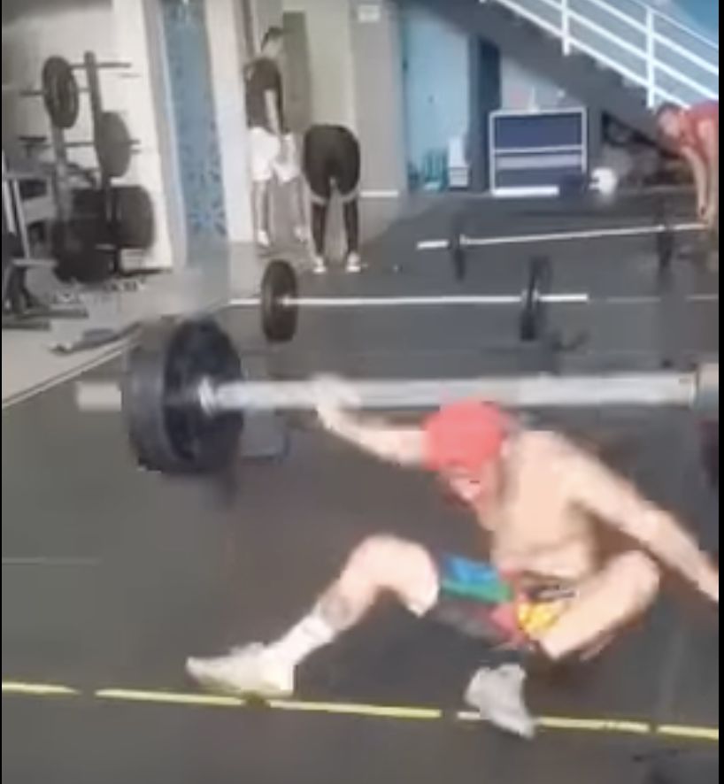 ▲巴西一名年輕男子，日前在健身房訓練時，因為承受不住重量意外被槓鈴砸中頸椎當場昏迷。國內醫師提醒，頸椎受傷重則昏迷死亡，甚至可能導致終身癱瘓，千萬不可大意。（圖／翻攝Pawe News YouTube）