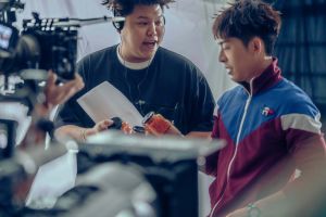 ▲導演鄭晉軒讚4名演員各具特色和喜劇節奏,左起鄭晉軒、呂爵安。(圖/甲上娛樂提供) ▲導演鄭晉軒讚4名演員各具特色和喜劇節奏,左起鄭晉軒、呂爵安。(圖/甲上娛樂提供)