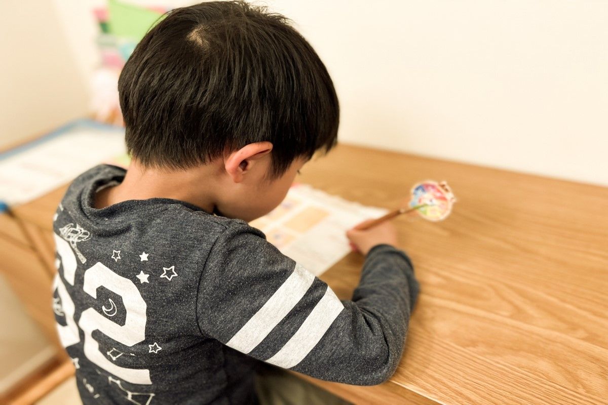 ▲一名爸爸帶著就讀國小三年級的兒子來辦理退租，原因竟是弟弟會在學校出租網路熱點，每人一天20元，月租費只要2天就能賺回來了。（示意圖，非當事人／取自photoAC）