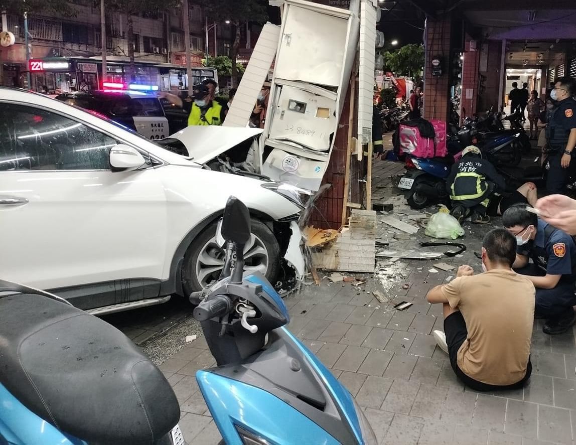 ▲新北市蘆洲區三民路，今（3）日晚間發生一起車禍，休旅車先與計程車擦撞接著失控撞上人行道，造成6人受傷送醫。（圖／翻攝自我是五股人臉書）