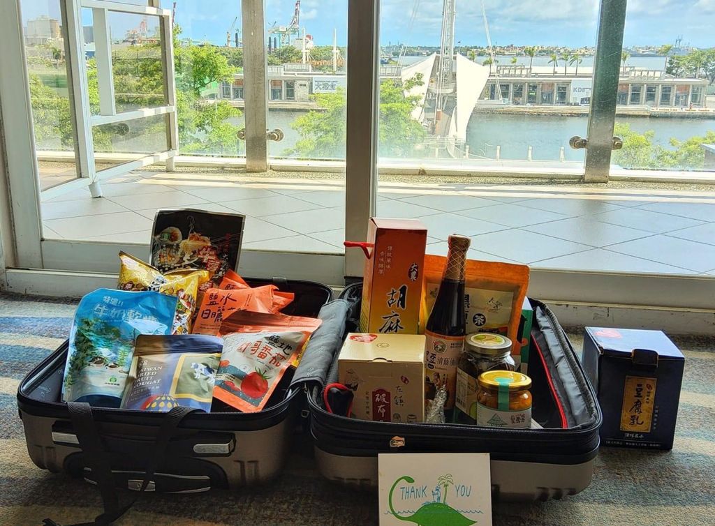 ▲臉書粉專「孟買春秋」作者，日前在台南舉辦簽書會，台南市長黃偉哲贈送一個裝滿台南美食的行李箱，讓他回法國後可以回味台灣味。（圖／翻攝自孟買春秋臉書）