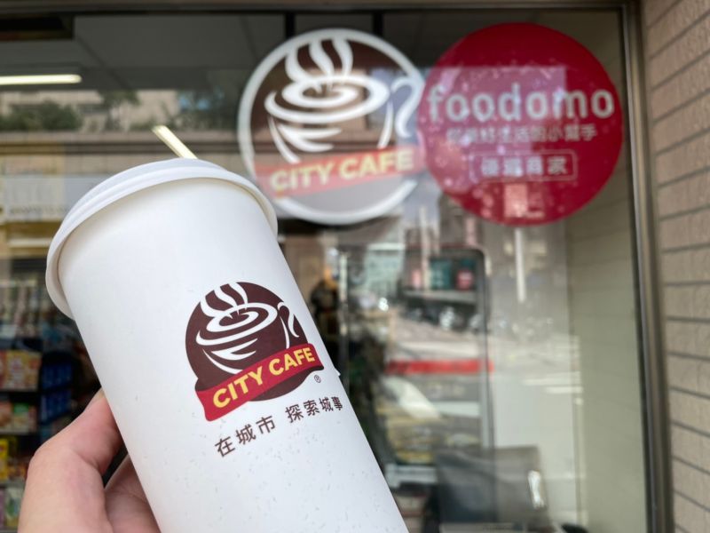 ▲台灣超商密度極高，因此超商咖啡除了快速方便，相對於連鎖咖啡店的價格更加便宜，成為上班族以及學生的最愛。（圖/記者張嘉哲攝）