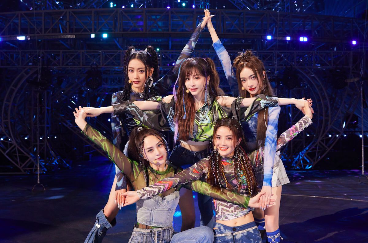 ▲王心凌（中）帶領阿嬌（左下）、阿Sa（右下）、張天愛（左上）、吳謹言熱唱《星星點燈》改編版，卻遭原唱罵翻。（圖／翻攝《乘風破浪》微博）